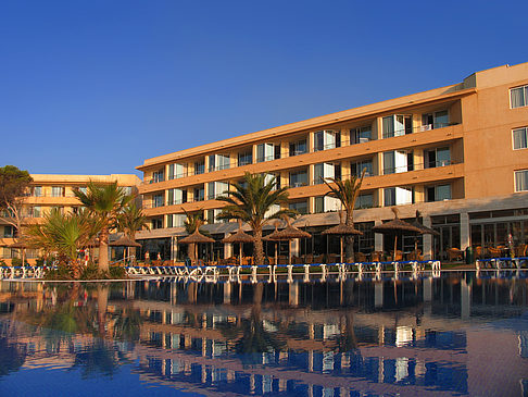 Hotel mit Pool bei Dämmerung