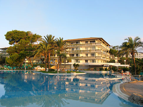 Fotos Hotel mit Pool bei Dämmerung