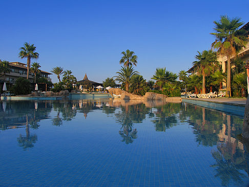 Fotos Hotel mit Pool bei Dämmerung