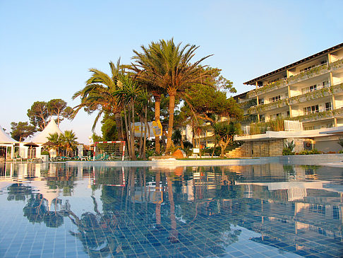 Foto Hotel mit Pool bei Dämmerung - 