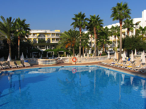 Foto Hotel mit Pool bei Dämmerung - 