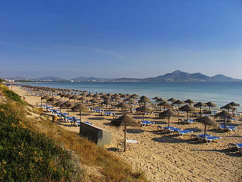Liegestühle am Strand Foto 