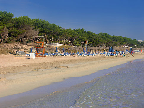 Liegestühle am Strand Foto 